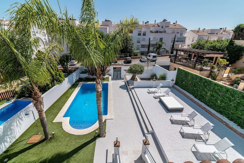VACATION MARBELLA I Sunny Camelia Villa Heated pool, Recently Renovated, Best Residential Neighborhood in Benalmadena, Short walk to the beach, Cinema Room