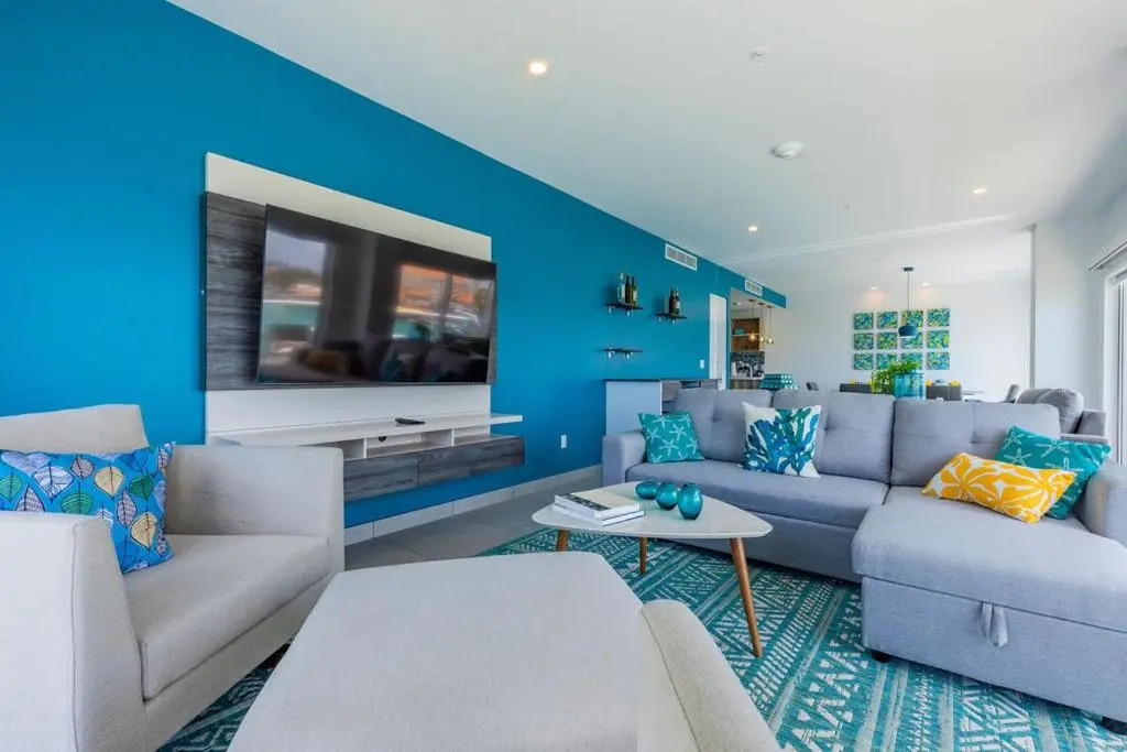 HH-2BS317 - Magnificent Corner Unit with all the Views