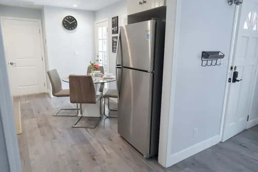 Updated 1BR House in Glendale With Private Fenced Yard p55