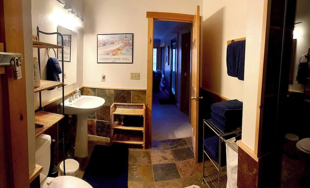 Sleeps 14, 3 Bedroom Home, Large Private Deck, on