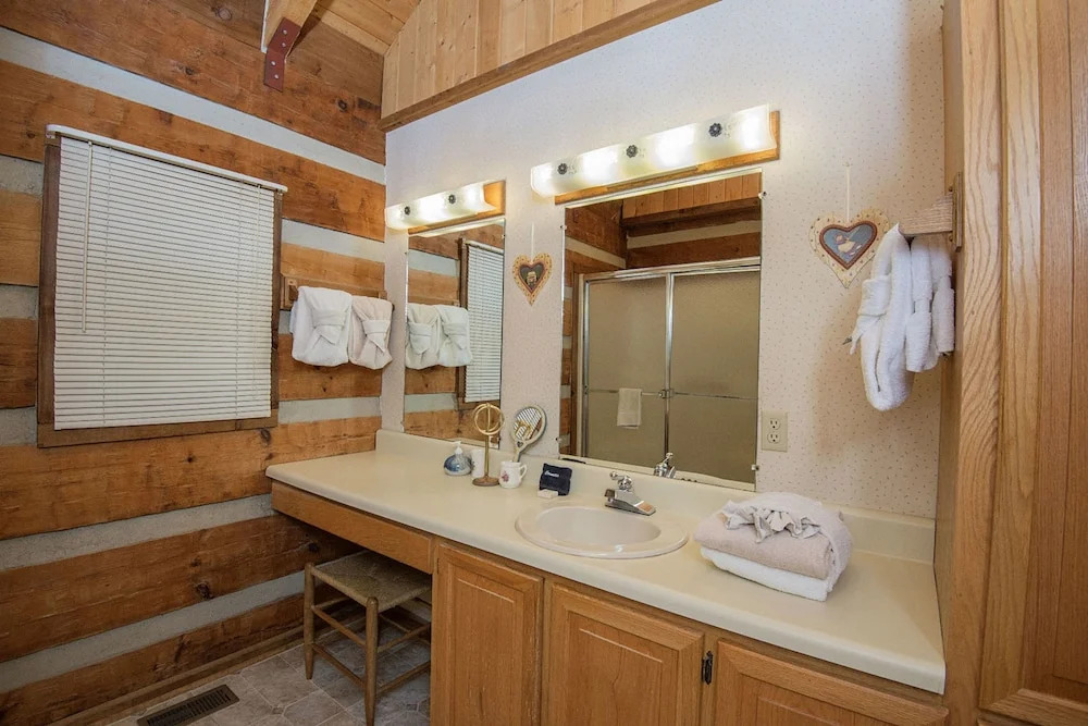 Valhalla by Heritage Cabin Rentals