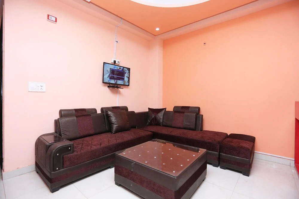 OYO 28172 Hotel Golden Palace