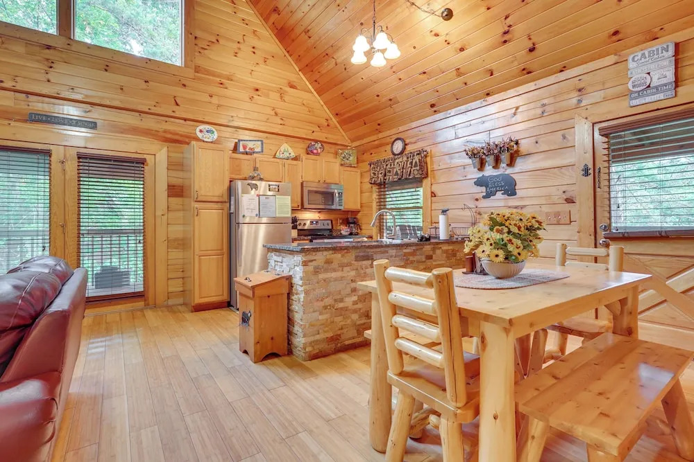 The Dreamer's Nest Sevierville Cabin w/ Hot Tub!