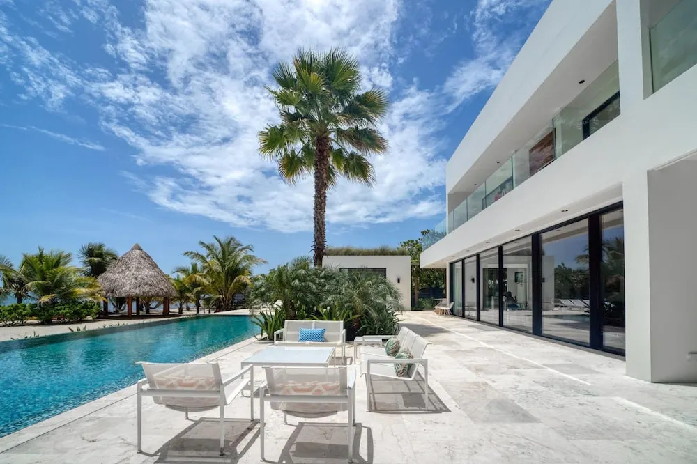 The Beach House - Upscale 5-bed Beachfront Villa w pool pier ocean views