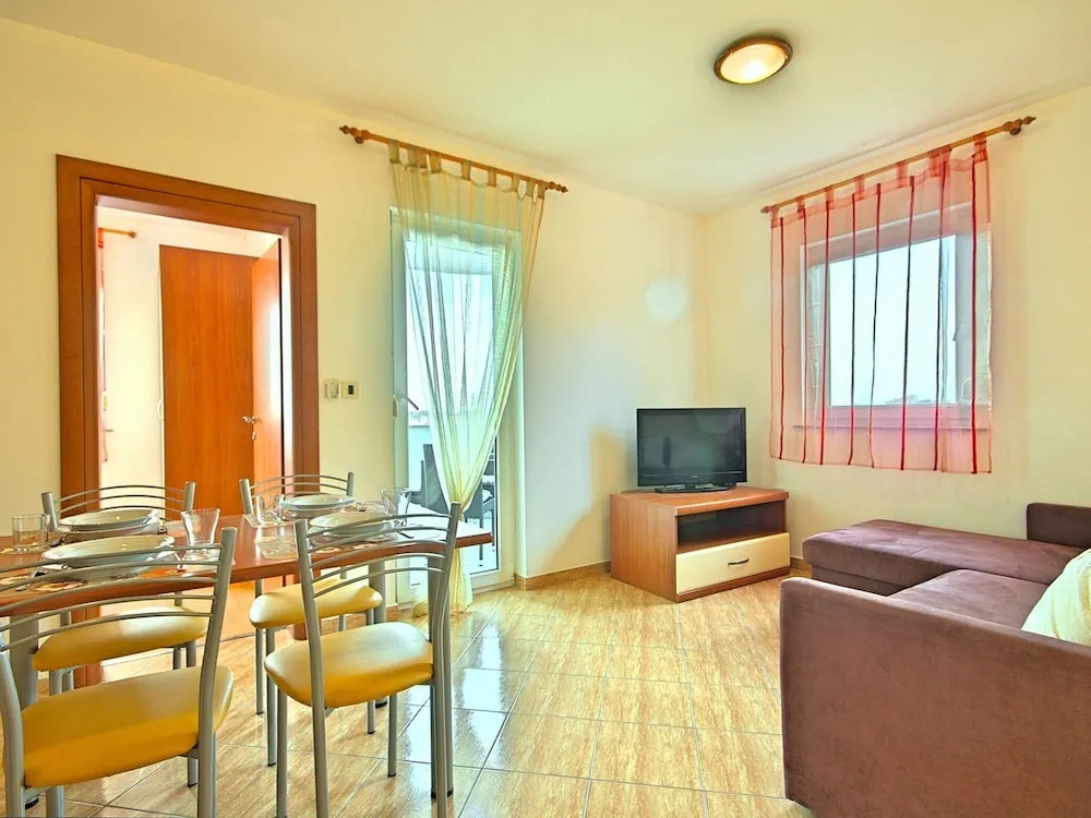 Well Maintained Apartment With Shared Pool With Children's Pool, 2 km From the Beach
