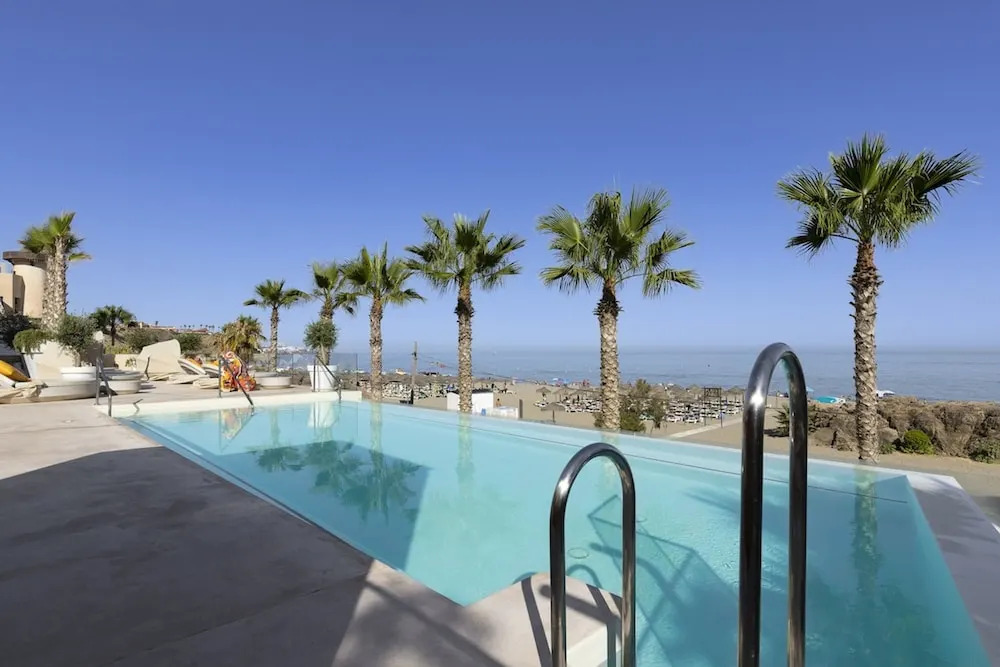 Elegant Luxury Suite With Terrace in Higueron