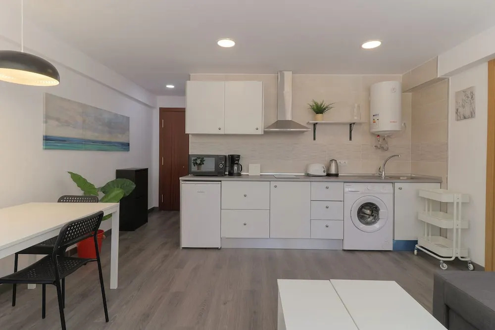 Bright Málaga Beach and Downtown Apartment