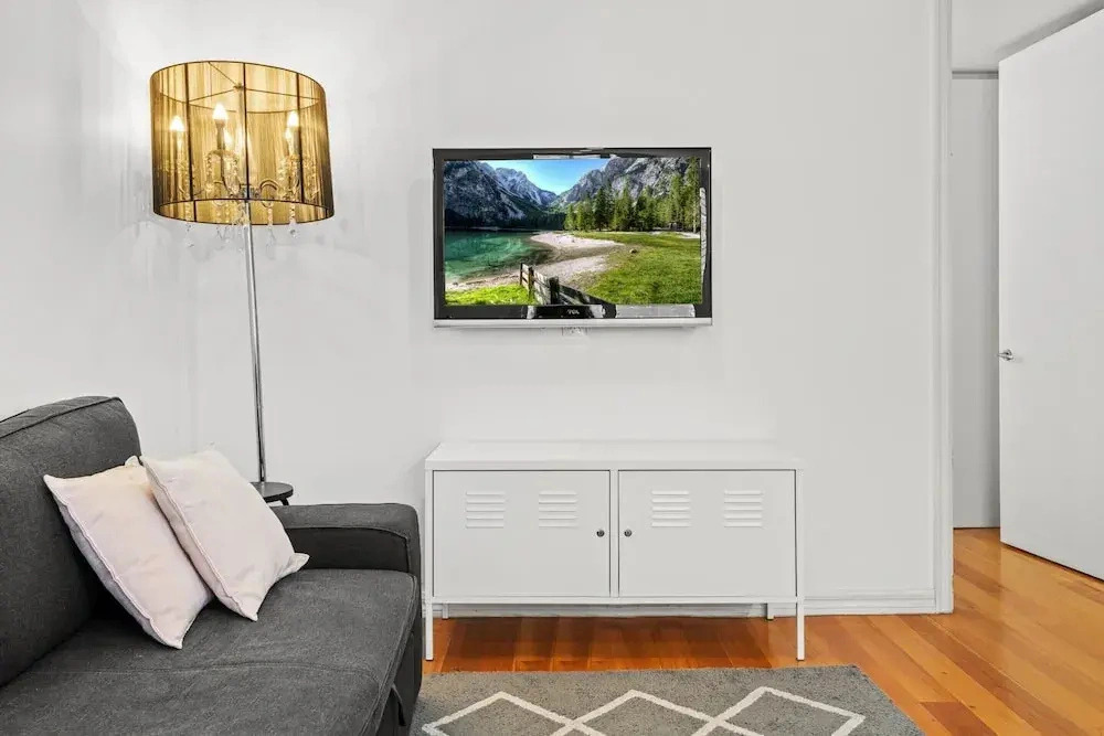 Convenient Apartment in Heart of Carlton