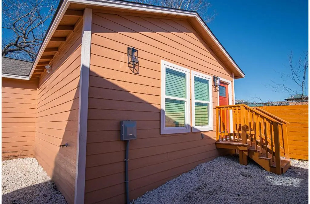Adorable 2BR Guesthouse Close to Riverwalk and DT