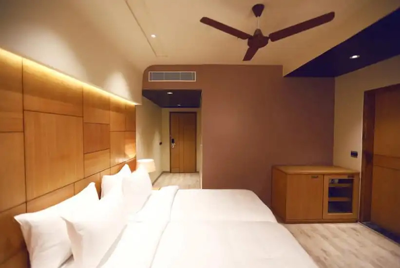 Hotel Charan Plaza