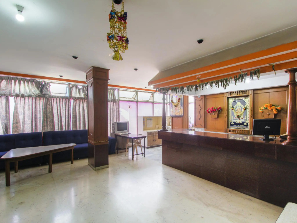 OYO 48695 Hotel Mayura Inn