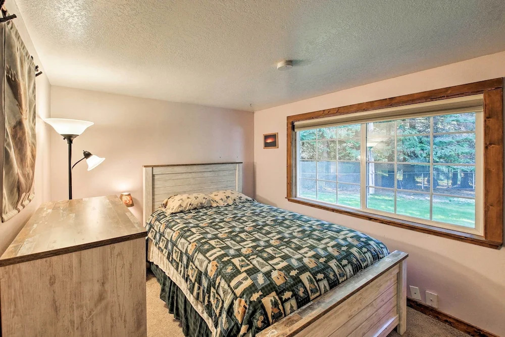 Quaint Priest Lake Cabin w/ Patio < 1 Mi to Lake!