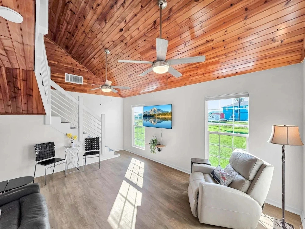 Over The Rainbow 3 Bedroom Home