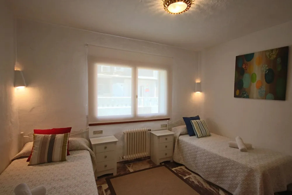 Only 100m to the Beach! Spacious Villa With Private Pool - 12 People