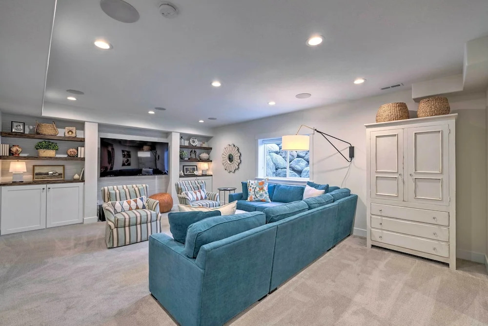 Vibrant Chic Home ~ 20 Mi to Salt Lake City!