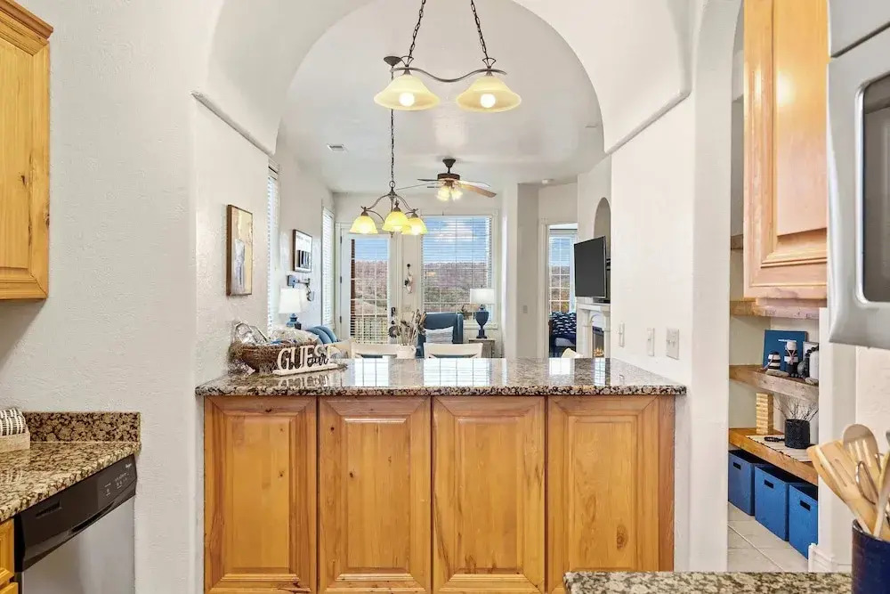 Cliffside Lake Retreat - 2 Bdr, Walk to Table Rock