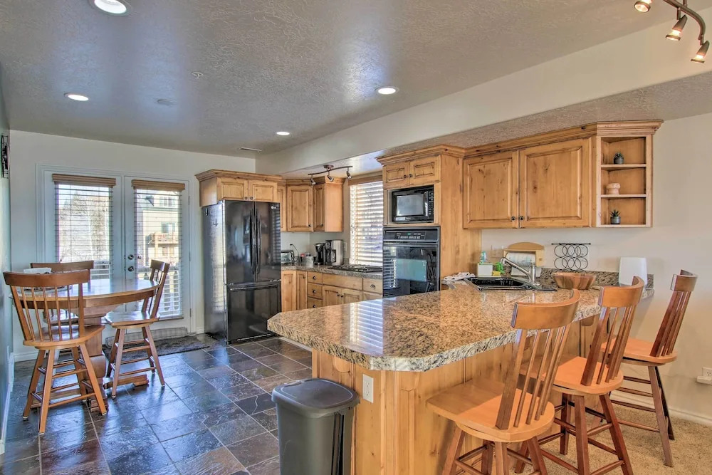 2-condo Property w/ Mtn Views by Golf & Ski Resort