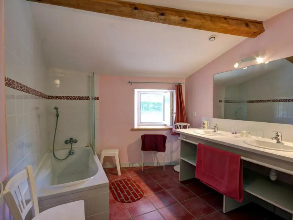 Gîte Bellevue à Marols pour 6 personnes avec charmante cour fermée - FR-1-496-2