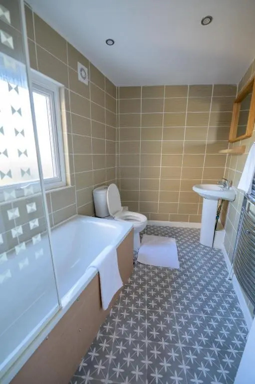 Spacious 5 Bed House, perfect for groups, great location