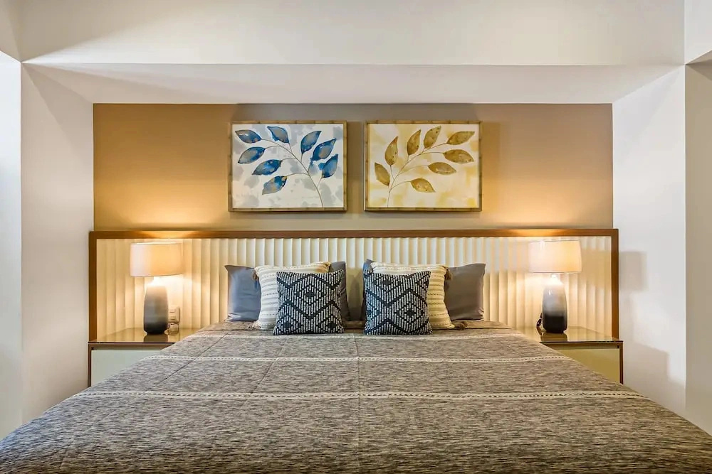Luxury Oceanfront Apartment With Private Balcony, Rooftop Pool & gym Access