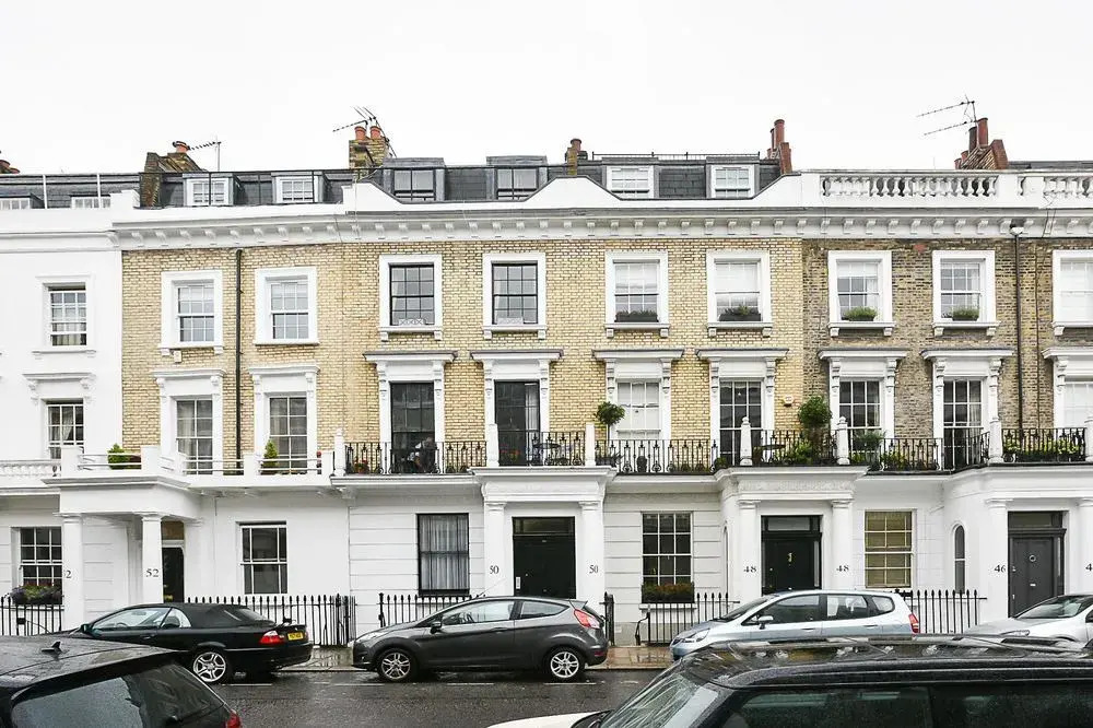 Sophisticated 1BR Flat in Victoria