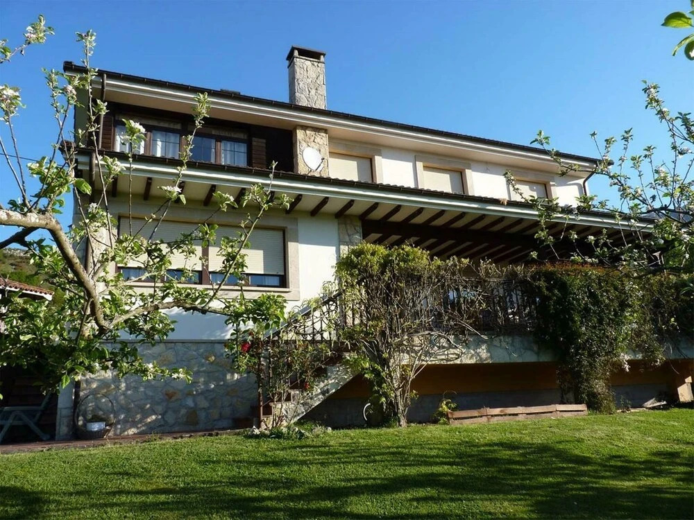 Heavenly Villa in Collia, Parres With Garden