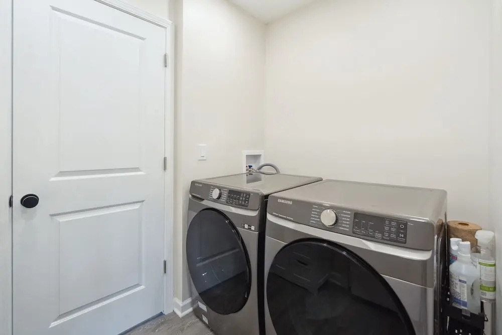 Tranquil Pet Friendly Retreat 3 Bedroom Residence by Estephanie Valdez