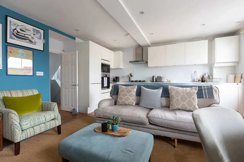 Spacious 3 Bedroom in Notting Hill With Balcony