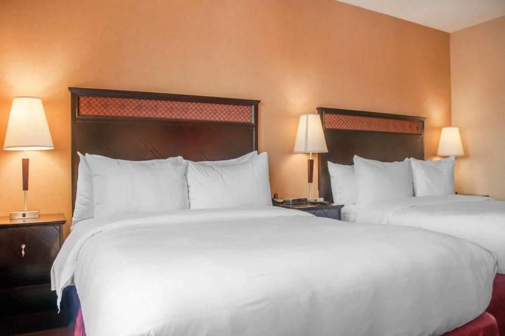 LELUX Hotel