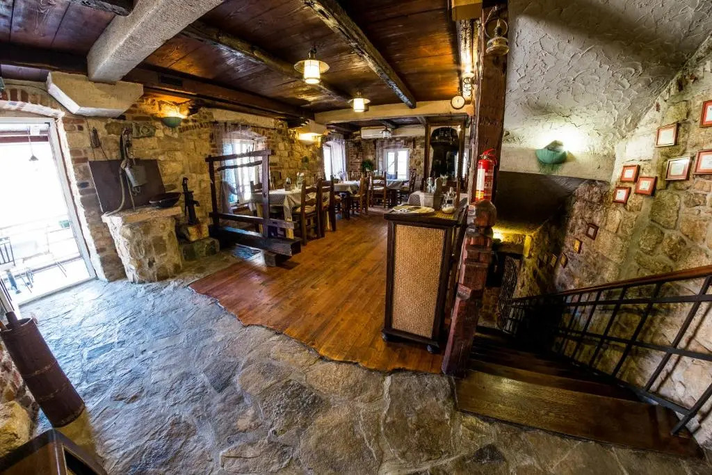 XIV Century Rooms