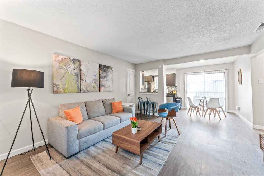 Spacious and Chic King Bed 2BR Suite 5 Min to DT