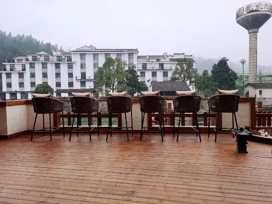 Sansheng Sanshi 180° River View Courtyard (Yunqiao, Fenghuang Ancient Town)