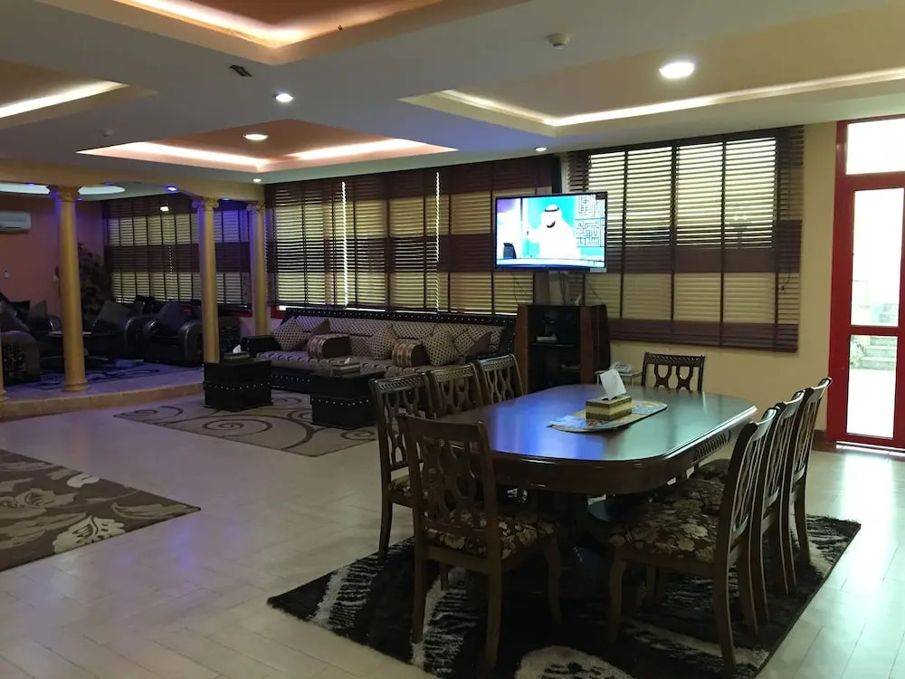 Dolphin Resort - Families only