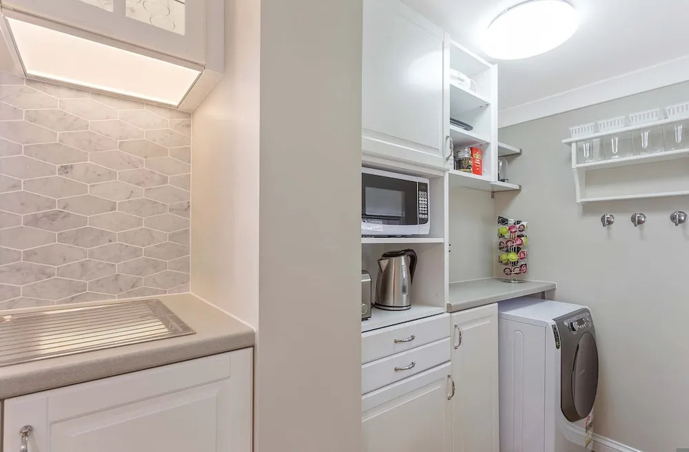 Metawisebnb Waterfront 3BR Coastal Escape
