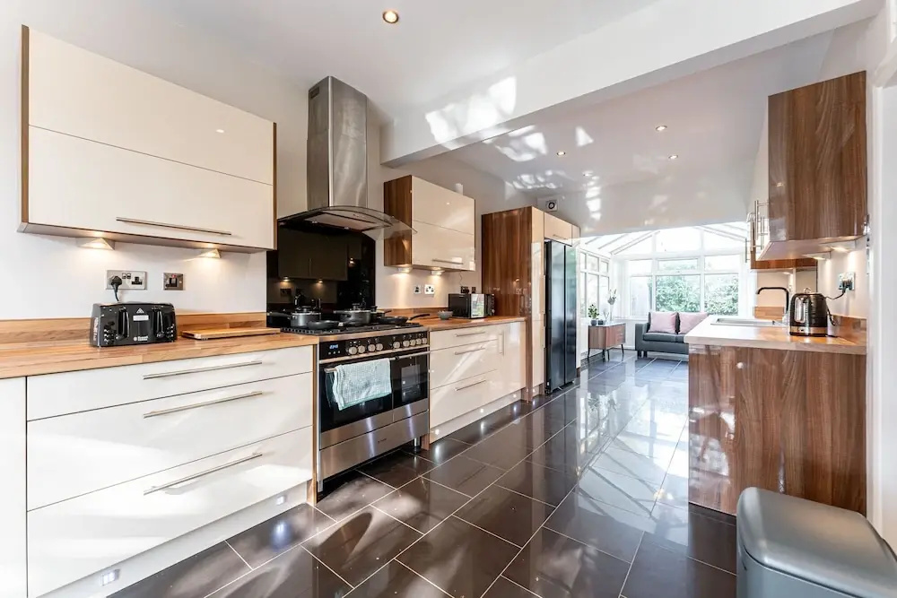 Large Home near city centre, UOB & QE hospital