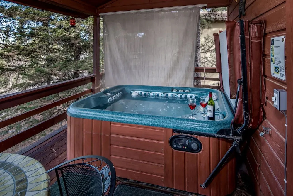 Kizzy's Kove - Two Bedroom Cabin