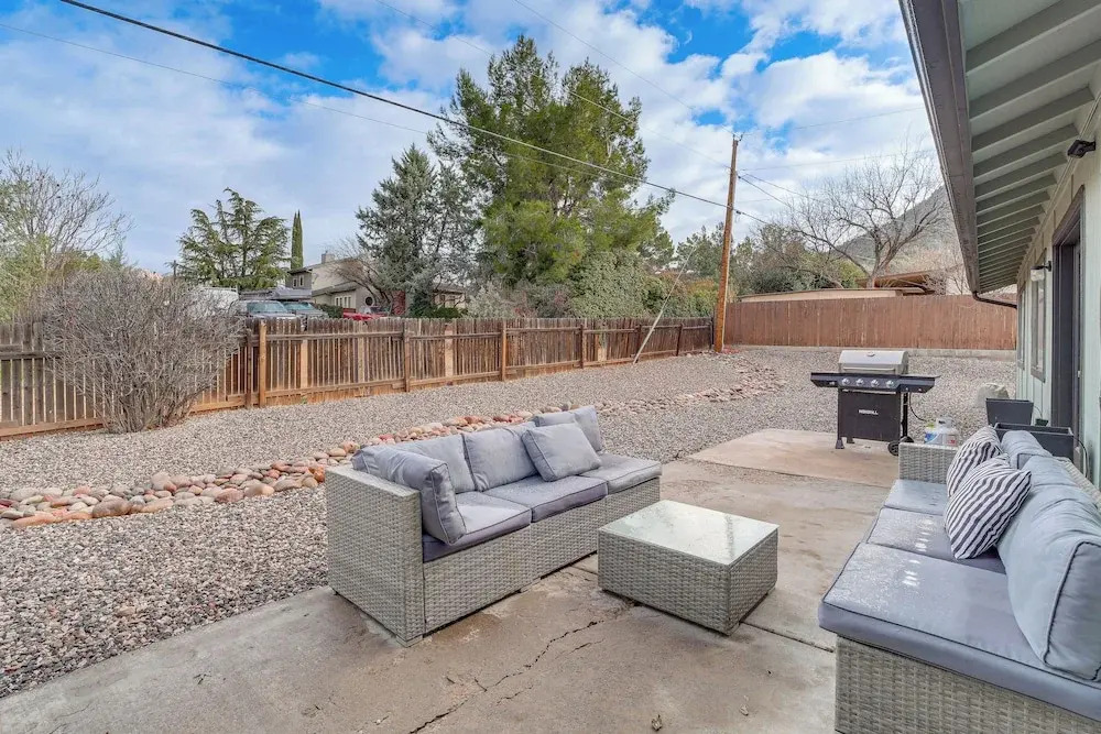 Fenced Outdoor Space: Modern Sedona Home By Hiking