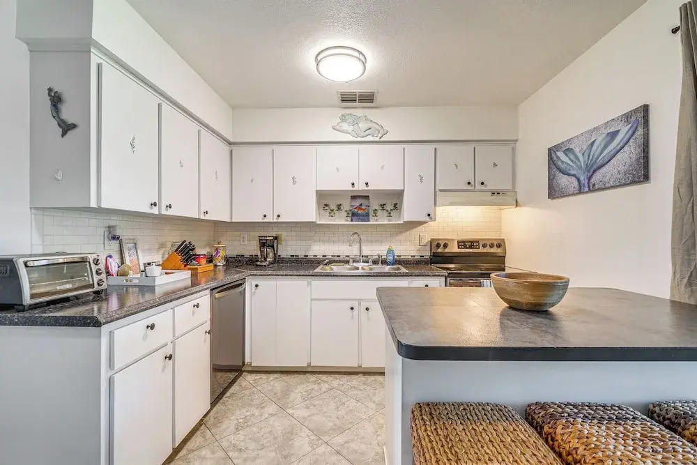 Spring Hill Home - 3 Mi to Weeki Wachee Springs!