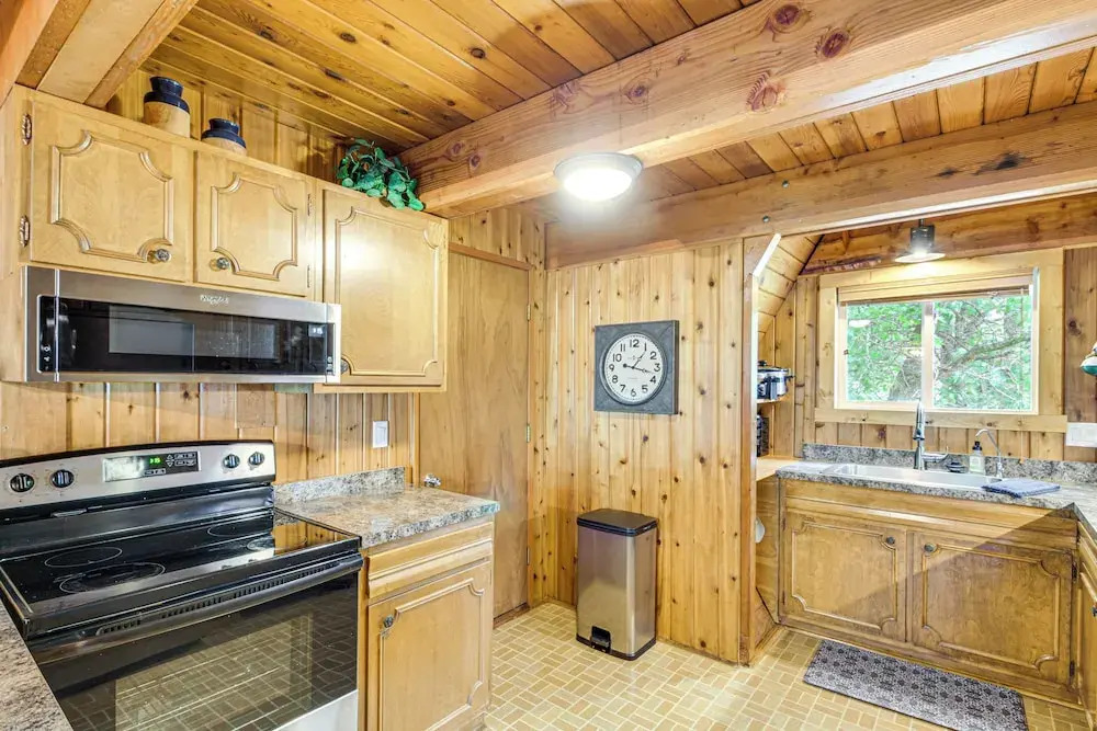 Canal Across Street: Family Cabin in Breezy Point!