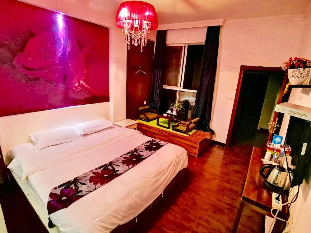 Fenghuang Little Bear Family Guest House