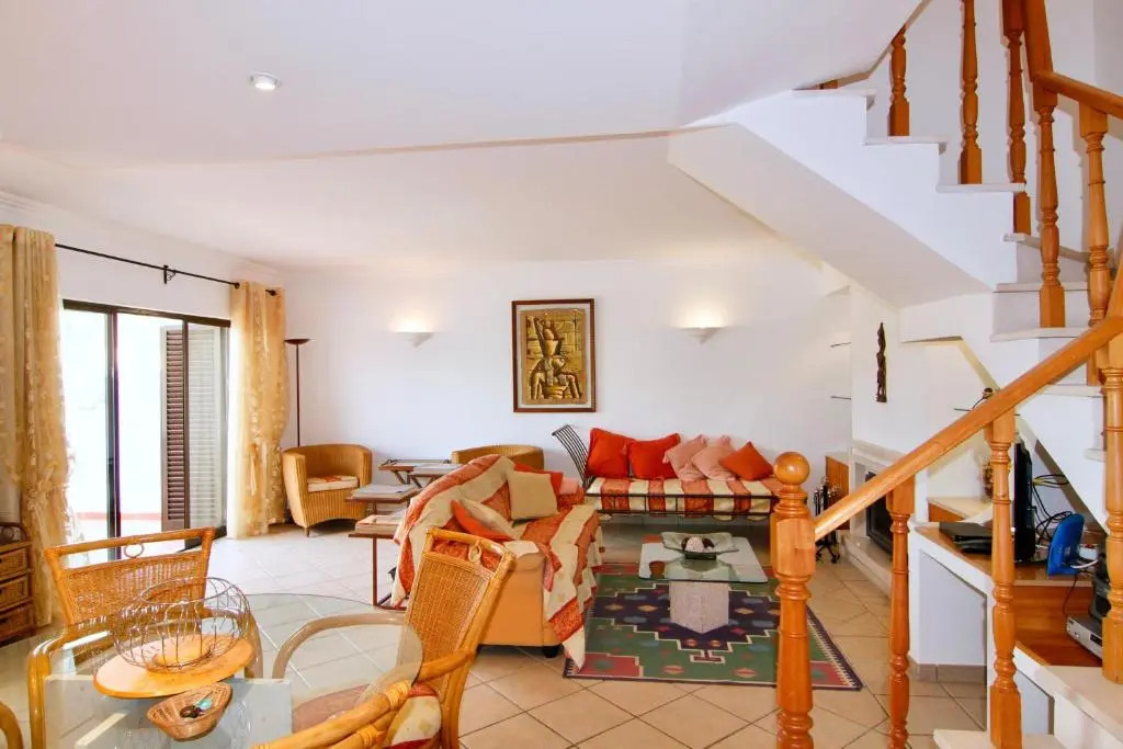 LovelyStay - Alto dos Caliços 2BR House with Garden