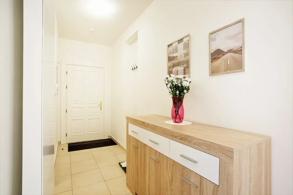 Charming Two-Bedroom Apartment Next To The Emmaus Abbey