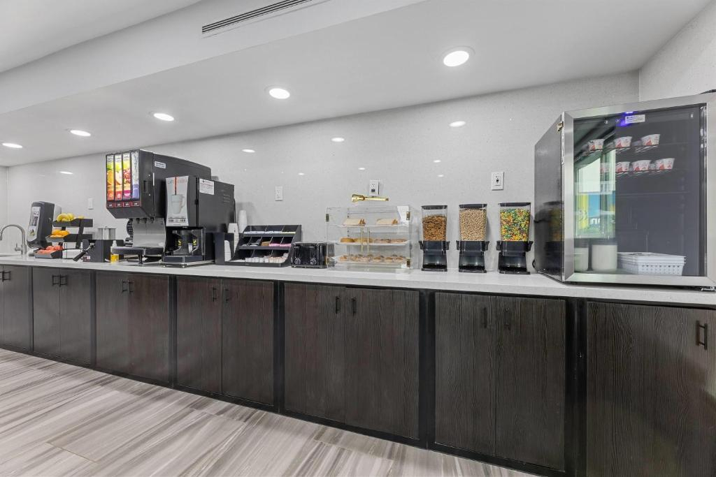 Super 8 by Wyndham Texas City - Galveston Area