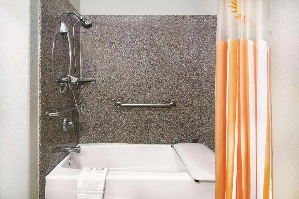 La Quinta Inn & Suites by Wyndham Mercedes Outlet Mall