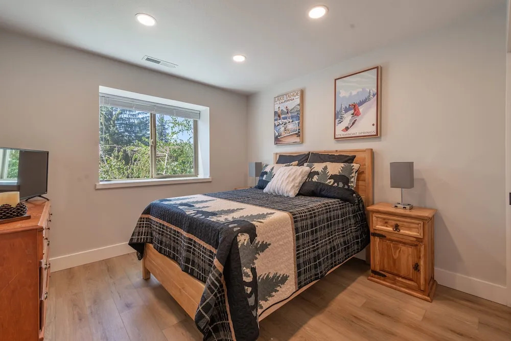 Tahoe City Condo for 8 Slopes Beach Town by Sierra Getaways