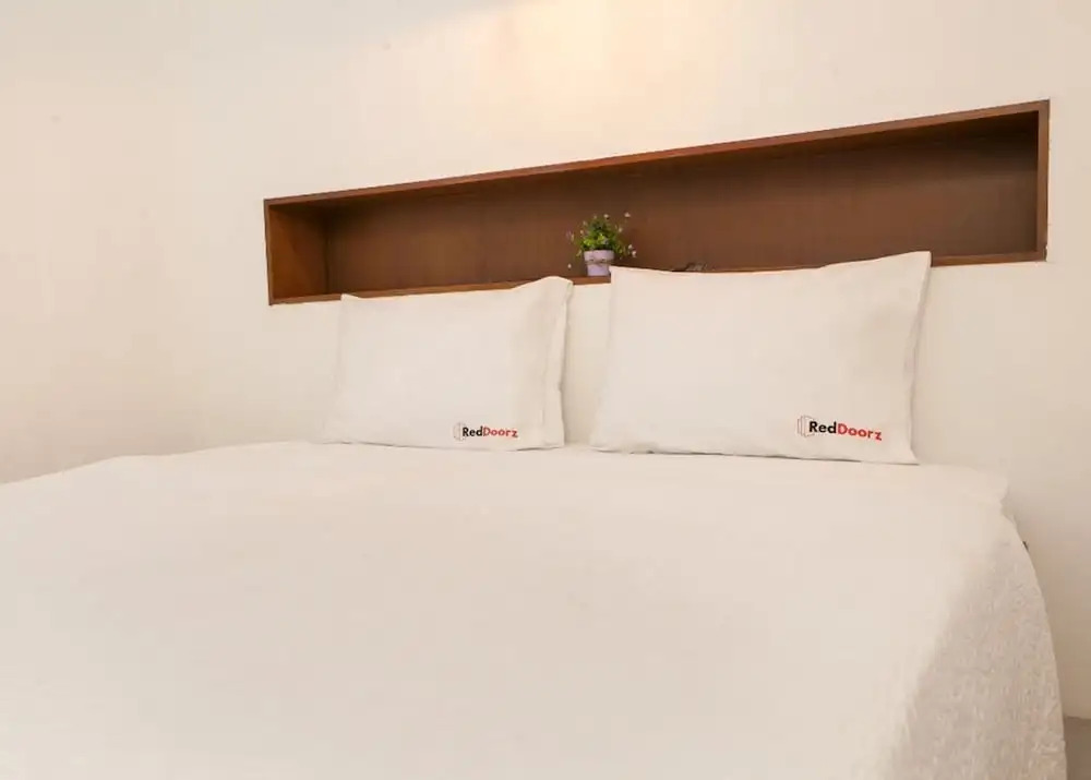 RedDoorz Plus near Asia Afrika 2