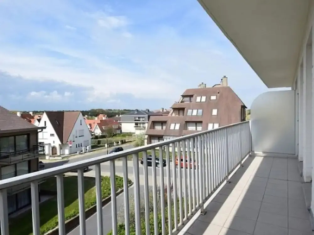 Spacious Seafront Retreat