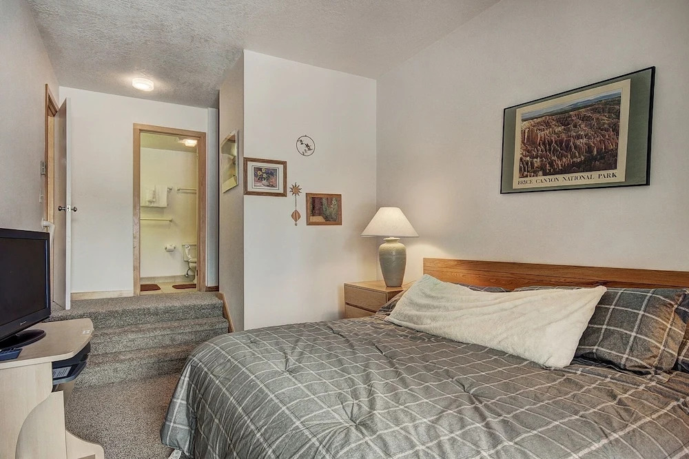 2062 The Pines 2 Bedroom Condo by RedAwning
