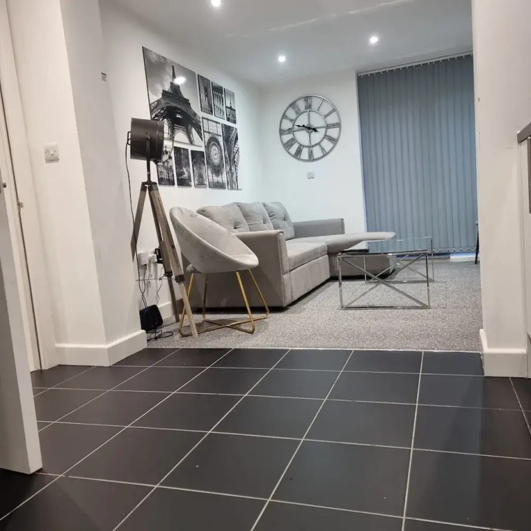 London Oasis Modern 2BR Apartment