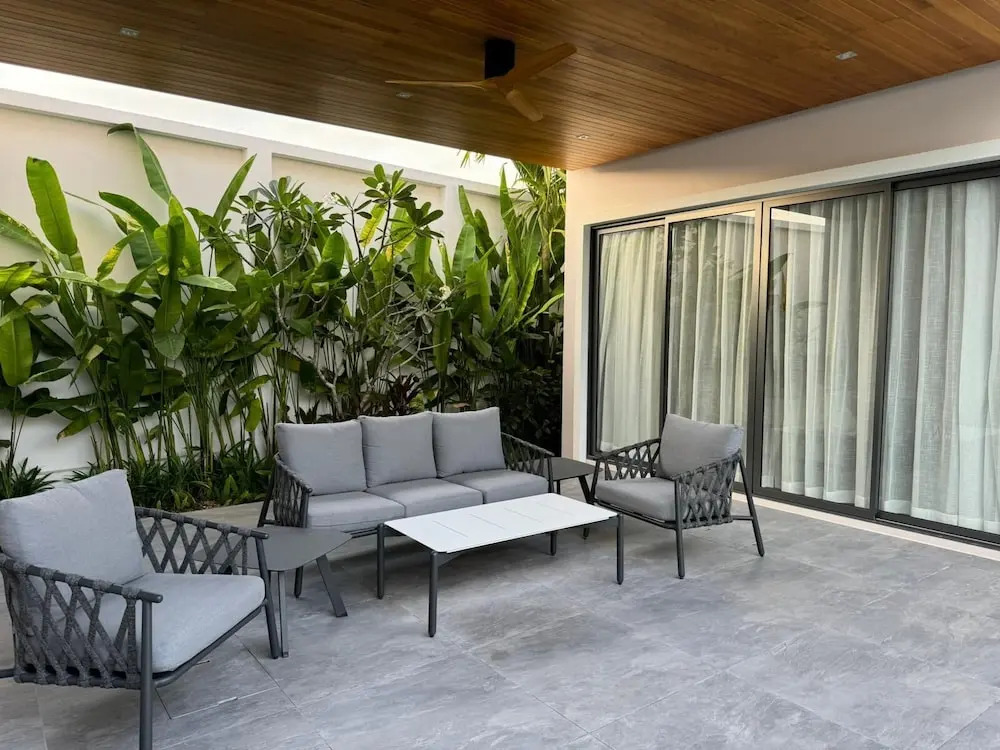 Breeze Villa with maid by Lofty